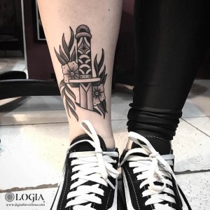 tatuaje-pierna-daga-logia-barcelona-Laia    